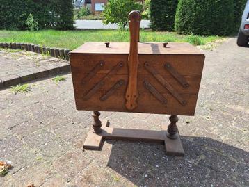 Vintage houten naaikist op standaard – uitklapbaar beschikbaar voor biedingen