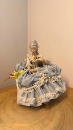 Dresden porseleinen beeldje “Antoinette met papegaai”, Antiek en Kunst, Ophalen of Verzenden