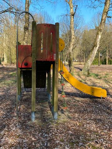 Speeltoestel met glijbaan beschikbaar voor biedingen