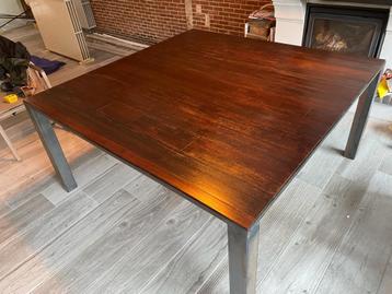Unieke eettafel beschikbaar voor biedingen