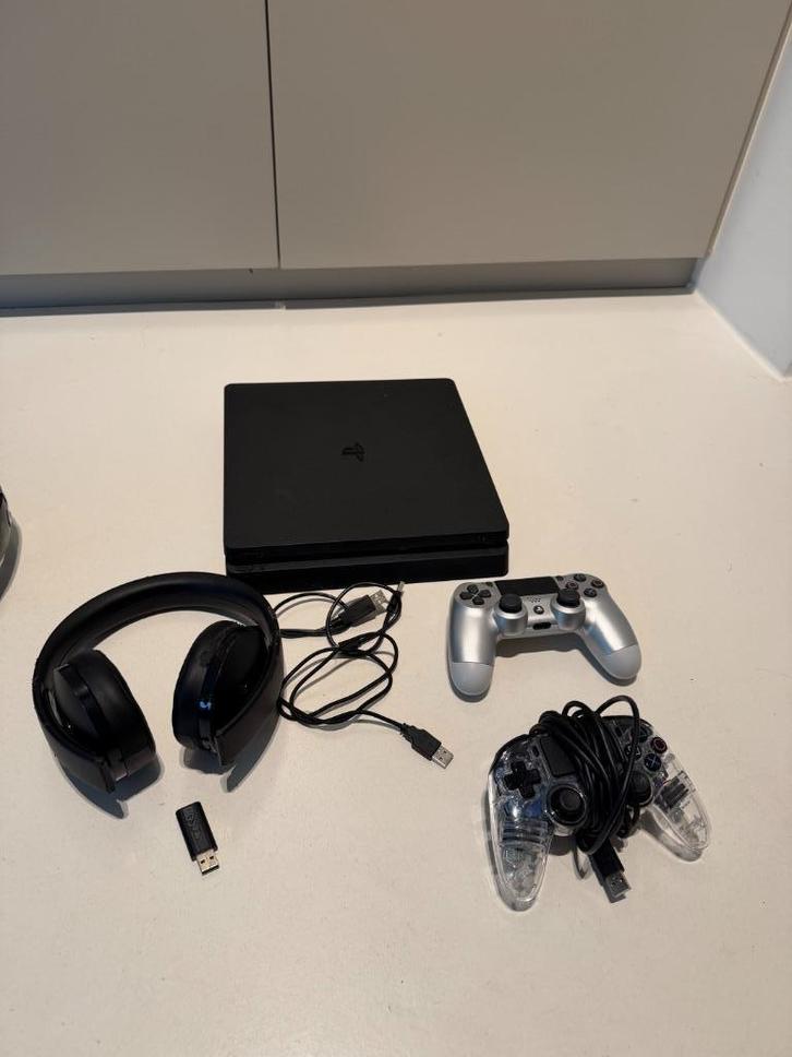 PlayStation 4 Slim CUH-2106A (500 GB) + controller + headset, Games en Spelcomputers, Spelcomputers | Sony PlayStation 4, Zo goed als nieuw