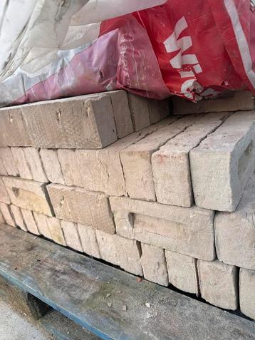 Nieuwe bakstenen Forum Prata beschikbaar voor biedingen