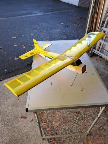 Avion RC type trainer disponible aux enchères