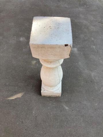 Wit betonnen zuiltje / sokkel