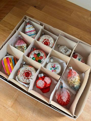 Oude glazen Kerstballen beschikbaar voor biedingen