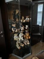 Collectie oude teddyberen ,13 stuks in glazen vitrine kast, Antiek en Kunst, Ophalen