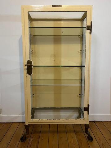 Vintage vitrinekast. beschikbaar voor biedingen