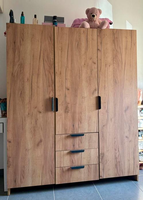 Garde-robe – Moyenne taille, Huis en Inrichting, Kasten | Kleerkasten, Zo goed als nieuw, Ophalen