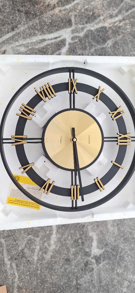 Klok Europa Uhren - zwart plastieke muurklok, Antiquités & Art, Antiquités | Horloges, Enlèvement ou Envoi