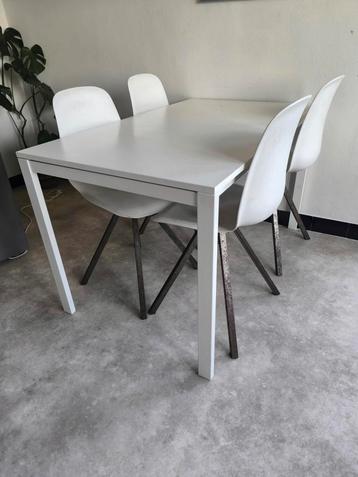 Hittebestendige keukentafel met 4 stoelen beschikbaar voor biedingen