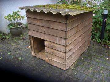 niche en bois, robuste, artisanale, chien petit à moyen