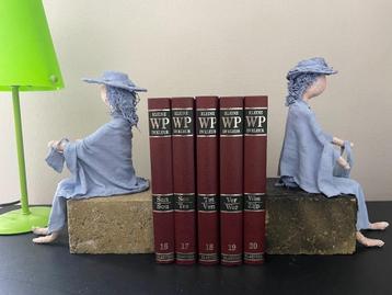 2 moderne beeldjes - zittende dames (ook als boekensteun) beschikbaar voor biedingen