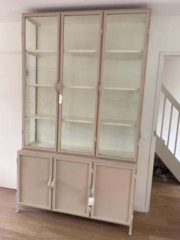 Vitrinekast exclusief zandkleur metaal glas 142 cm br. actie beschikbaar voor biedingen