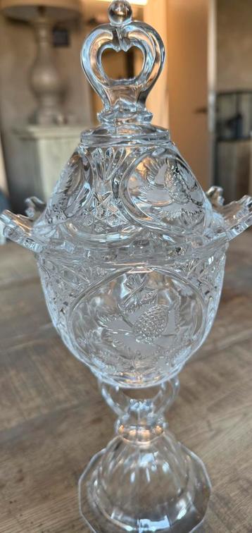 Kristallen vaas met deksel beschikbaar voor biedingen
