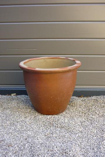 Bloempot in aardewerk beschikbaar voor biedingen