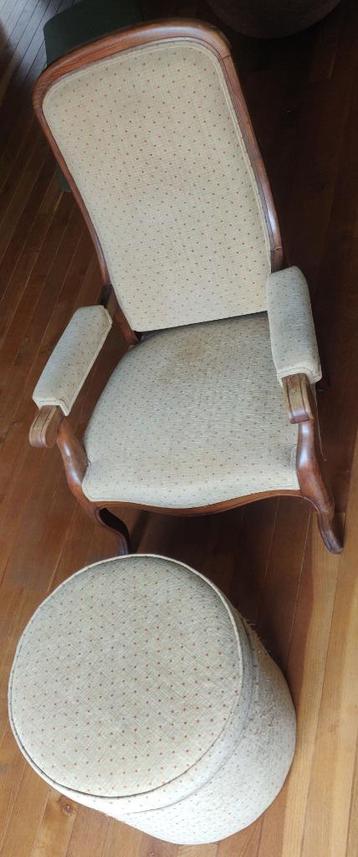 Fauteuil Voltaire en bijpassende voetsteun beschikbaar voor biedingen