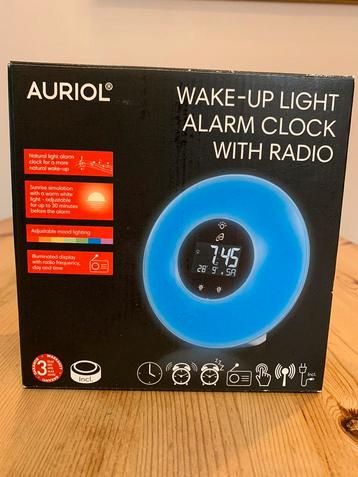 SPLINTERNIEUW! Wake up light. Wekker met radio in verpakking