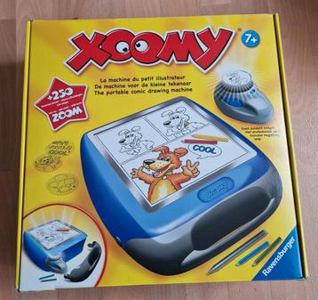Xoomy tekenmachine met 80 teken folies.