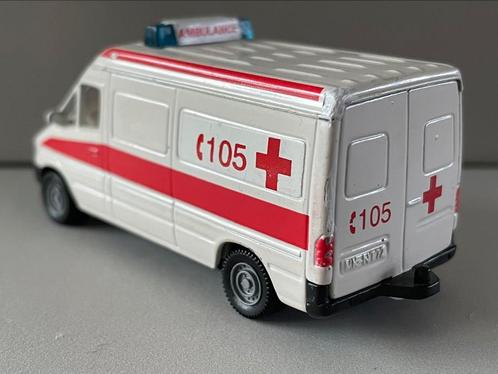 Ambulance  📞105 Rode Kruis (2 stuks Mercedes), Hobby en Vrije tijd, Modelauto's | 1:87, Zo goed als nieuw, Overige typen, SIKU