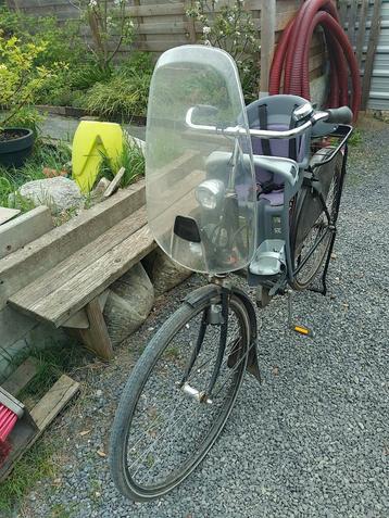 Kinder fietsstoeltje met 2 fiets beugels. beschikbaar voor biedingen