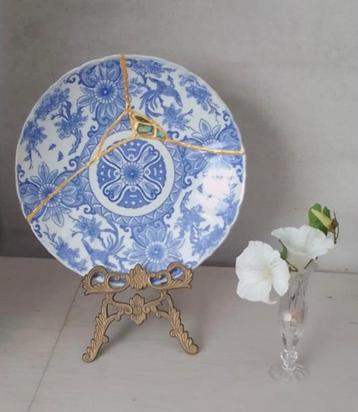 Kintsugi….. Antieke Japanse blauw/witte schaal beschikbaar voor biedingen