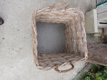 rotan mand beschikbaar voor biedingen