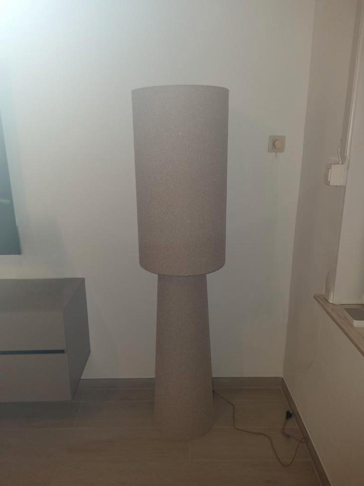 Lampe sur pied Mikkel Bouclé – 165 cm – État neuf, Huis en Inrichting, Lampen | Vloerlampen, Nieuw, Ophalen