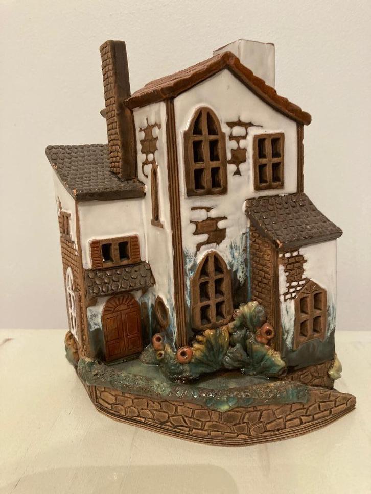 Miniatuur keramisch huis handgemaakt Mollukas, Huis en Inrichting, Woonaccessoires | Overige, Zo goed als nieuw, Ophalen of Verzenden