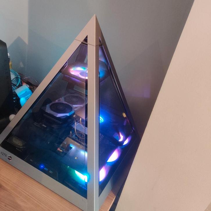 Unieke Gaming PC – Azza Pyramid + Waterkoeling, Computers en Software, Desktop Pc's, Zo goed als nieuw, HDD, SSD, 8 GB, Gaming