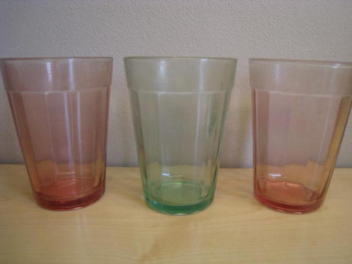 3 gekleurde glazen, hoogte 9 x diameter boven 6,5cm, Verzamelen, Glas en Drinkglazen, Ophalen