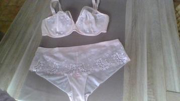 Set " Simonne Péréle  " beschikbaar voor biedingen