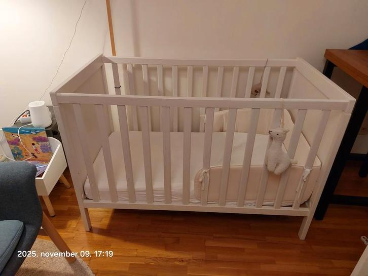 Ikea Sundvik babybedje met matras, Kinderen en Baby's, Babywiegjes en Ledikanten, Gebruikt, Ledikant, Ophalen