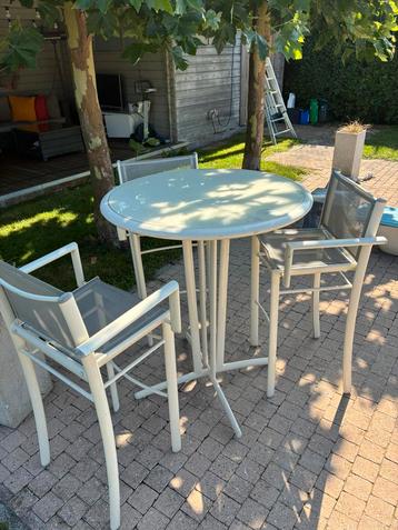 Bartafel met 3 stoelen beschikbaar voor biedingen