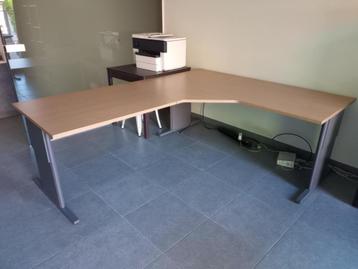Eikenbruine hoekbureau  beschikbaar voor biedingen