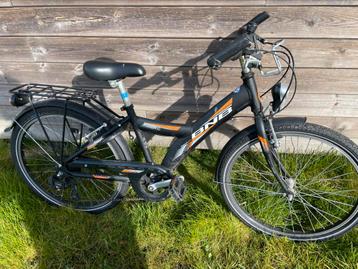 Jonges fiets beschikbaar voor biedingen