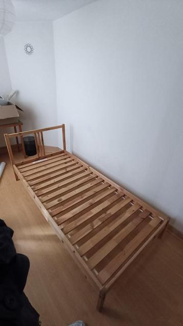 Matelas 1 place & cadre de lit disponible aux enchères