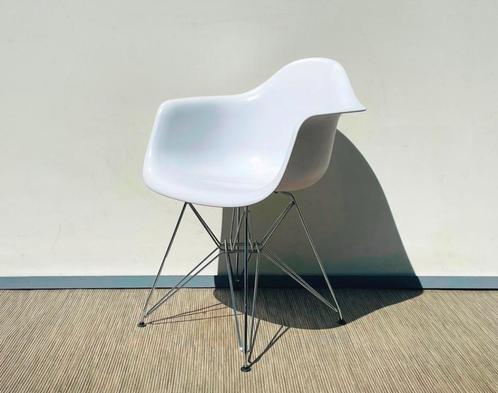 Charles Eames DAR armstoel (replica), Huis en Inrichting, Stoelen, Zo goed als nieuw, Kunststof, Metaal, Overige materialen, Wit