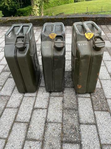 Drie militaire jerricanes beschikbaar voor biedingen