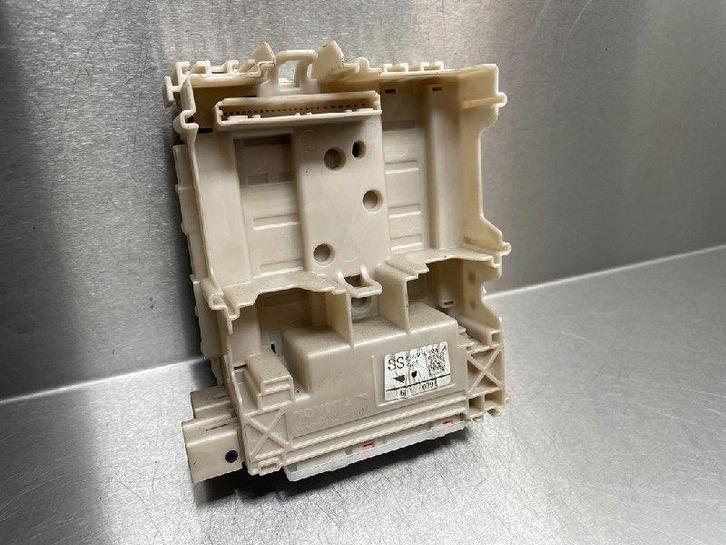 ZEKERINGKAST Toyota Aygo (B40) (|827300H030|), Auto-onderdelen, Elektronica en Kabels, Toyota, Gebruikt