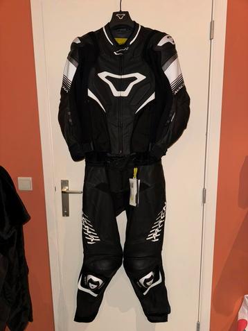 Equipement moto semi cuir beschikbaar voor biedingen