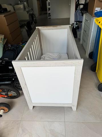 Babybed 120/60 incl. Aerosleep matras & 3 matrasbeschermers beschikbaar voor biedingen