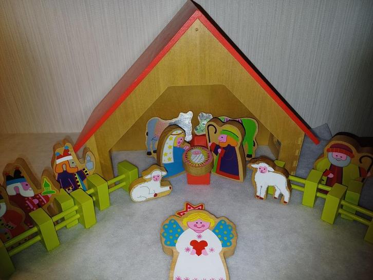 Kerststal in hout + 18 figuren, Diversen, Kerst, Zo goed als nieuw, Ophalen of Verzenden