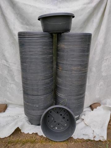Grote ronde plantenschotels 24 - 26 cm beschikbaar voor biedingen