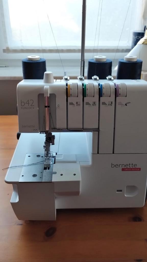 Recouvreuse Bernette B42 Funlock, Hobby & Loisirs créatifs, Machines à coudre & Accessoires, Accessoires, Enlèvement