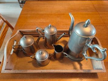 leuk compleet koffie servies op houten plateau beschikbaar voor biedingen