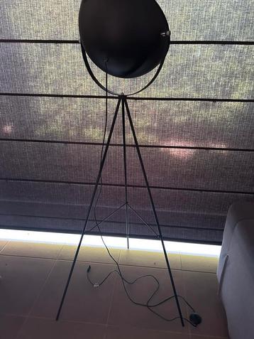 2 staande lampen op 3-pekkel beschikbaar voor biedingen