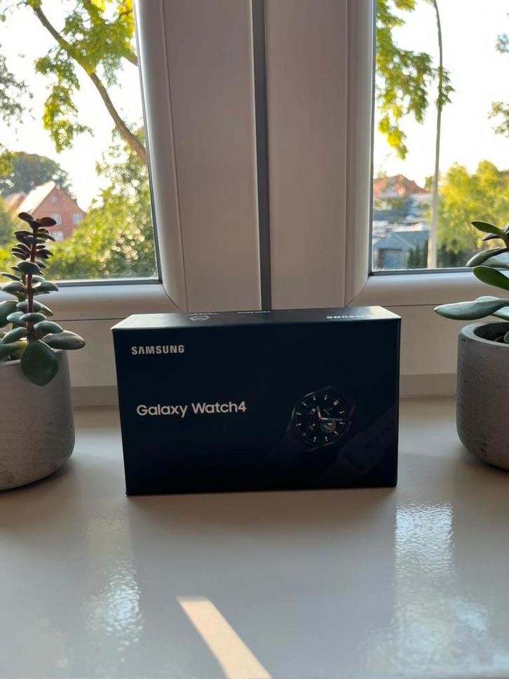 Samsung galaxy Watch4  -zwart - gloednieuw- ongebruikt!, Handtassen en Accessoires, Smartwatches, Nieuw, Android, Zwart, Afstand