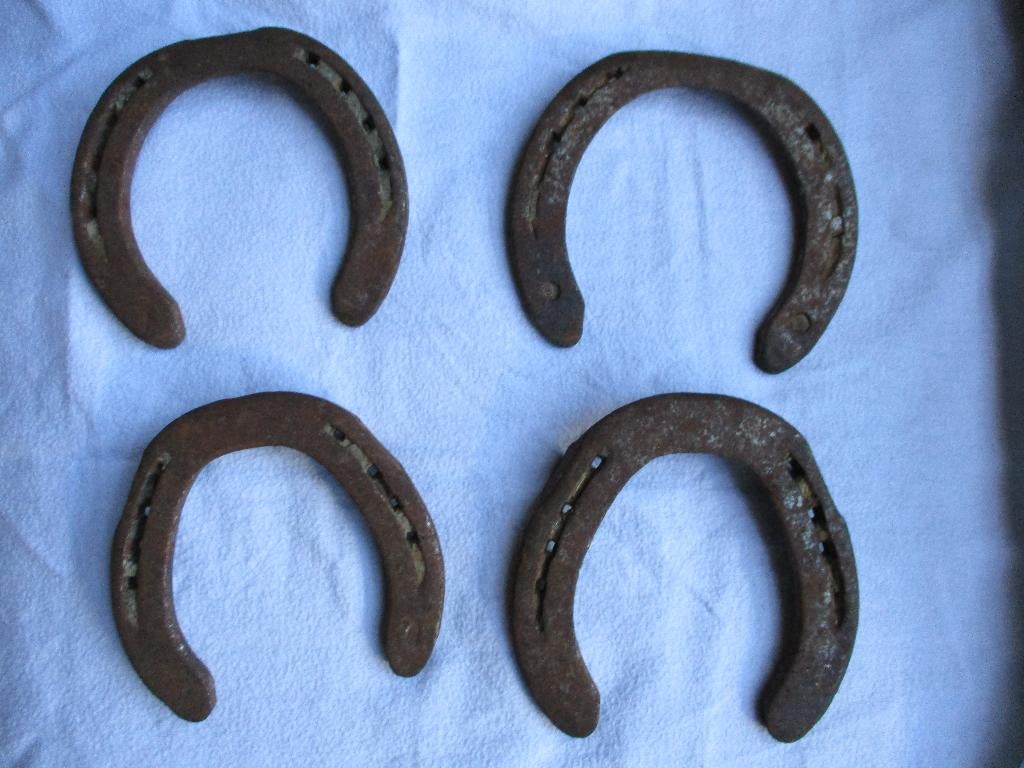 Sublime lot de 4 fers à chevaux pour jeu du lancer, Enlèvement ou Envoi