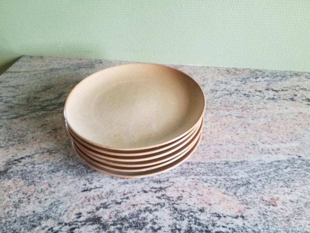 Assiettes en grės brun, Maison & Meubles, Enlèvement