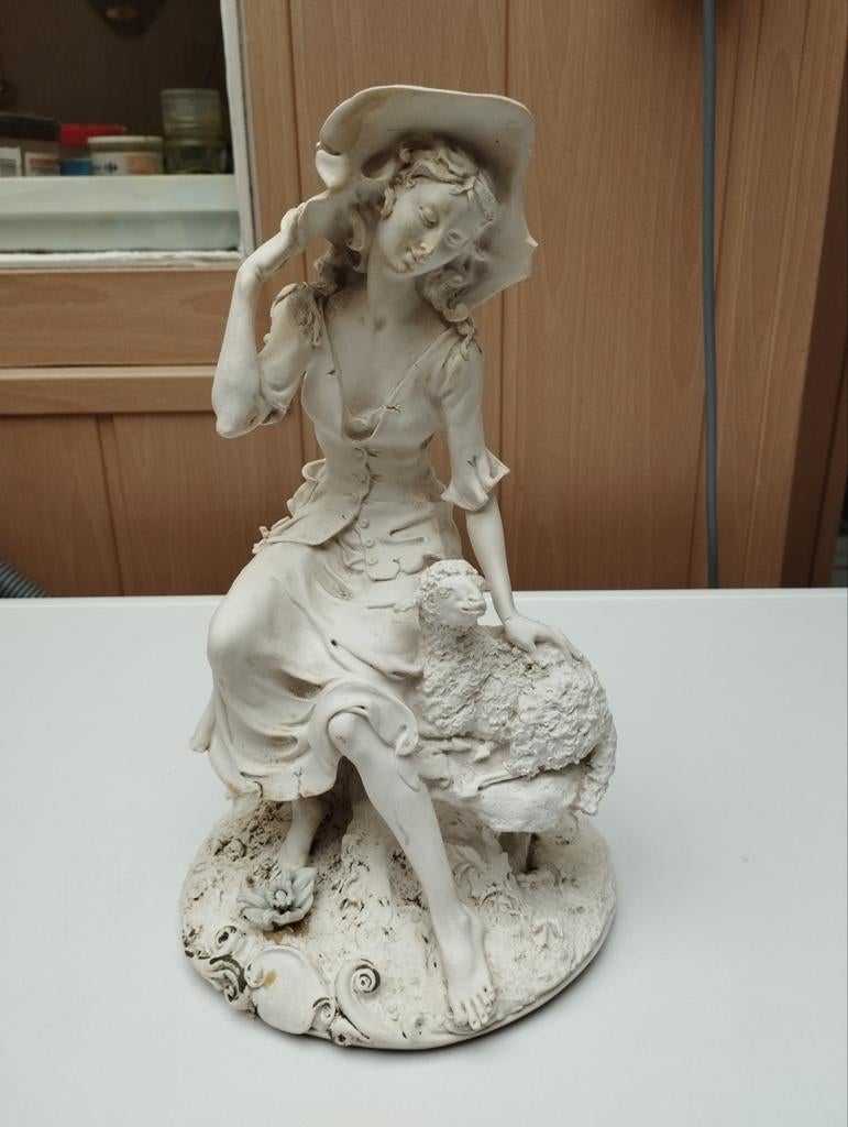 Een beeldje een jonge vrouw die met een schaap op bank zit k, Verzamelen, Ophalen